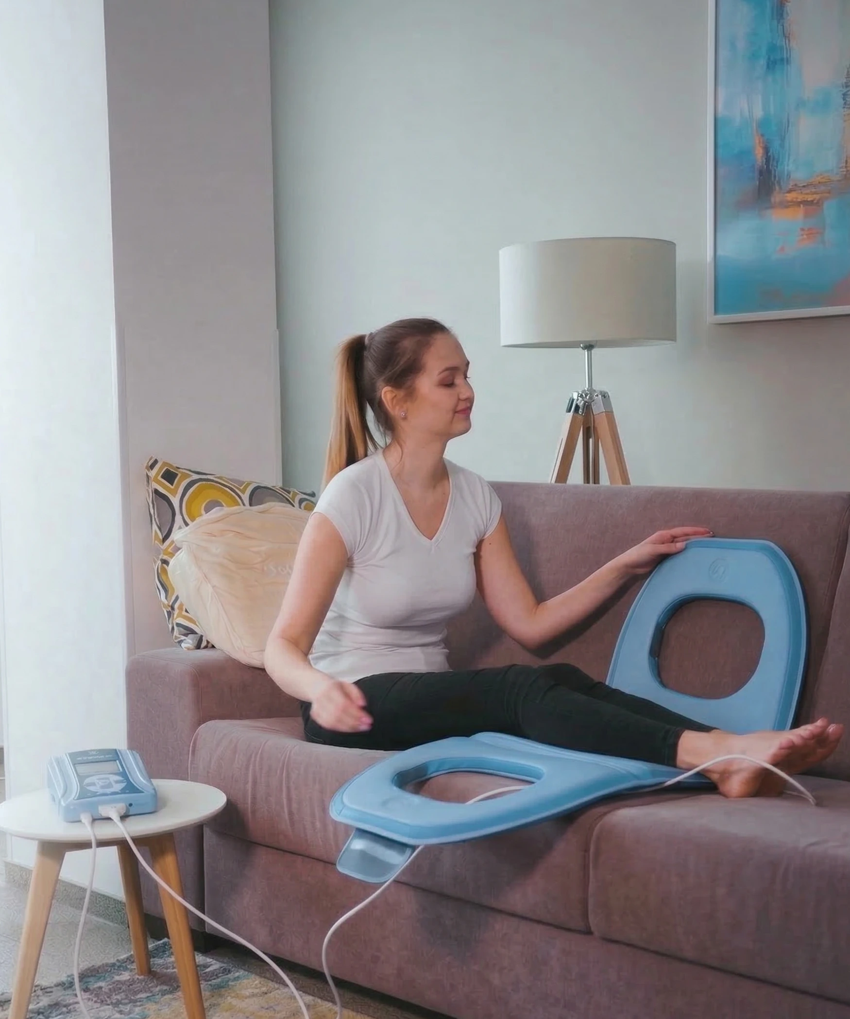 Žena v pohodlí domova při používání magnetoterapie Biomag